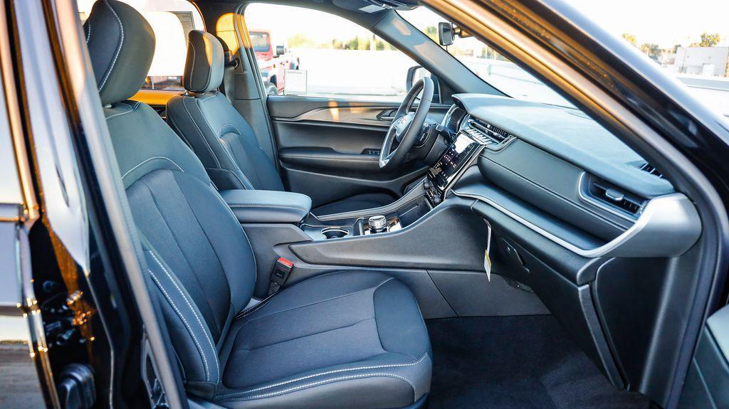 new 2025 Jeep Grand Cherokee car, priced at $36,537