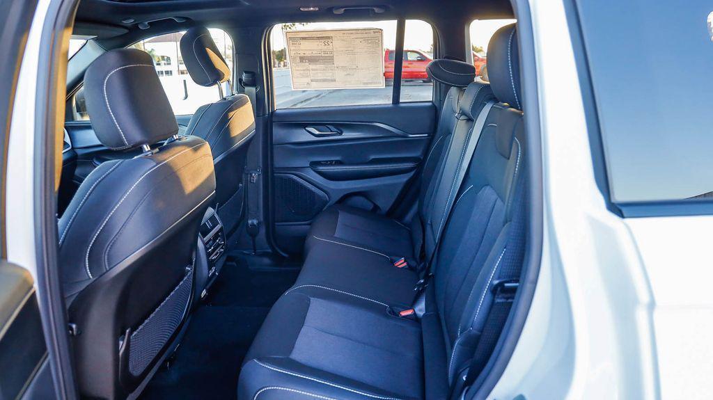 new 2025 Jeep Grand Cherokee car, priced at $35,170