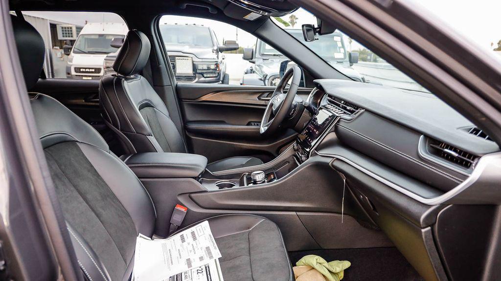 new 2025 Jeep Grand Cherokee car, priced at $36,555