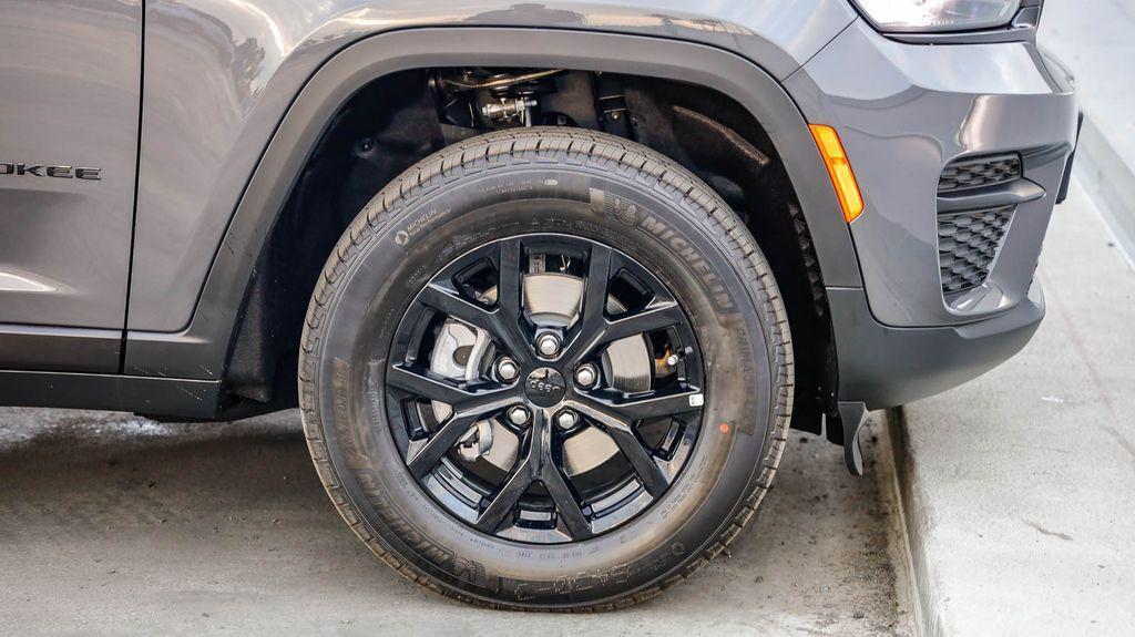 new 2025 Jeep Grand Cherokee car, priced at $36,555