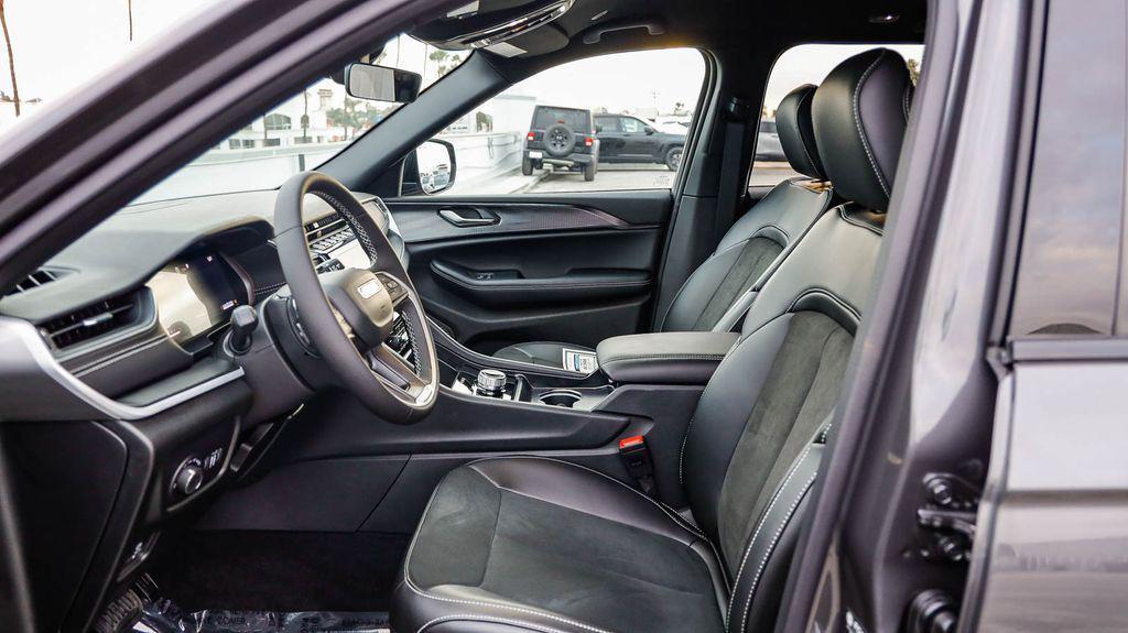 new 2025 Jeep Grand Cherokee car, priced at $36,555