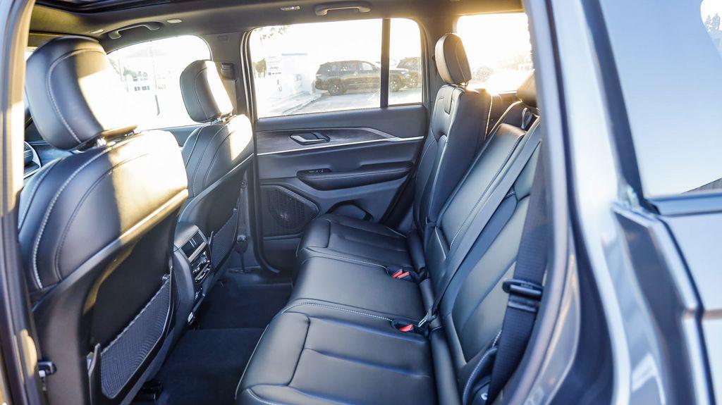 new 2025 Jeep Grand Cherokee car, priced at $40,260