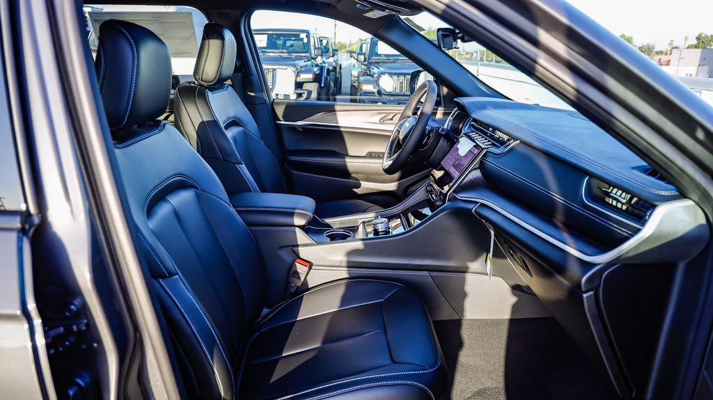 new 2025 Jeep Grand Cherokee car, priced at $40,260