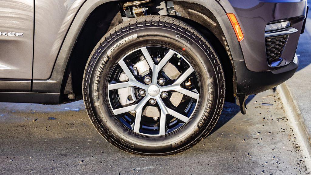 new 2025 Jeep Grand Cherokee car, priced at $40,260