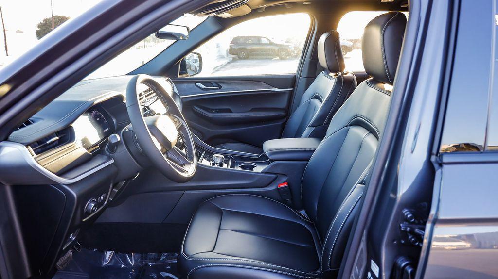 new 2025 Jeep Grand Cherokee car, priced at $40,260