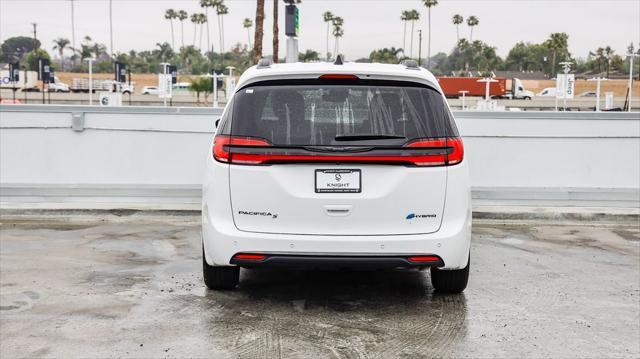 new 2025 Chrysler Pacifica Hybrid car, priced at $43,080