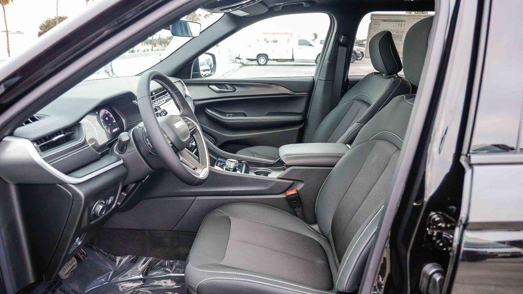 new 2025 Jeep Grand Cherokee L car, priced at $40,276