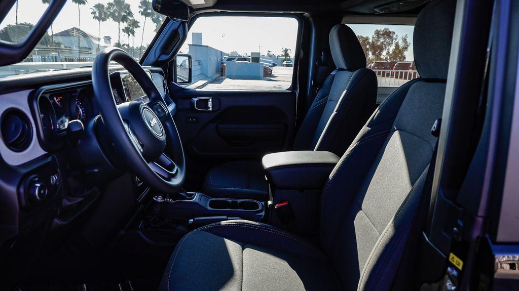 new 2025 Jeep Wrangler car, priced at $32,161