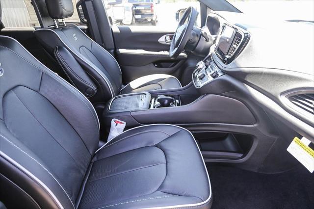 new 2025 Chrysler Pacifica Hybrid car, priced at $44,805