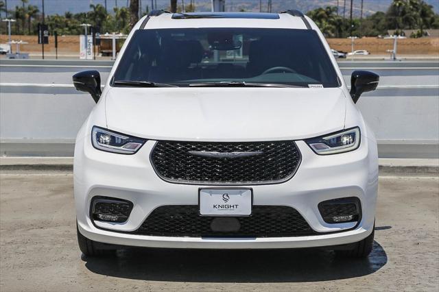 new 2025 Chrysler Pacifica Hybrid car, priced at $44,805