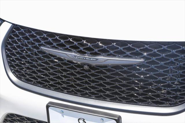 new 2025 Chrysler Pacifica Hybrid car, priced at $44,805
