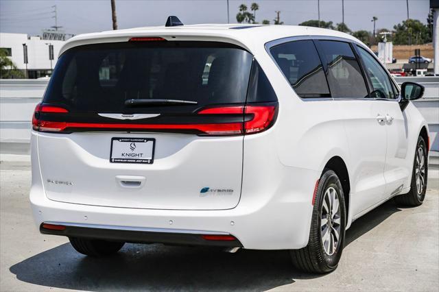 new 2024 Chrysler Pacifica Hybrid car, priced at $38,921