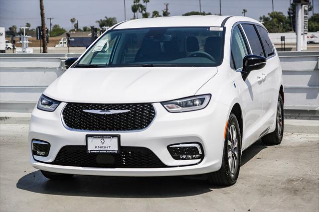 new 2024 Chrysler Pacifica Hybrid car, priced at $38,921