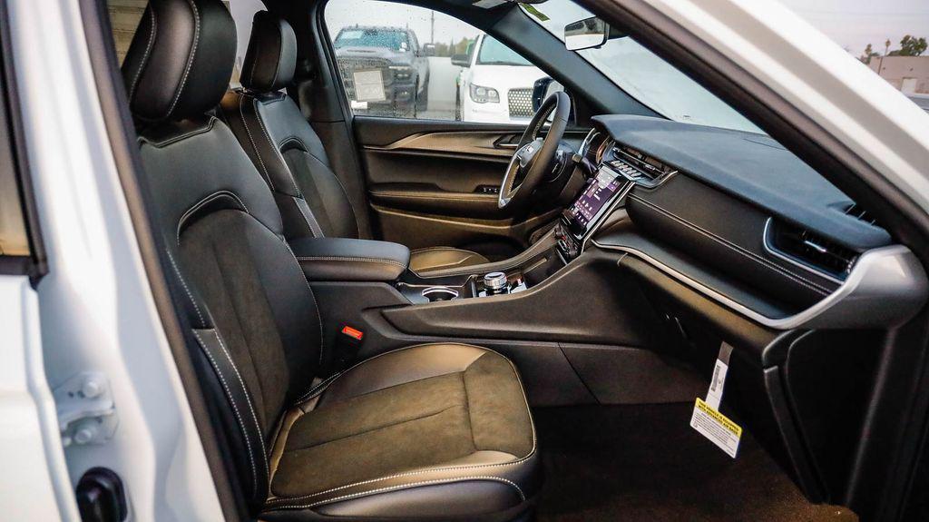 new 2025 Jeep Grand Cherokee L car, priced at $40,045