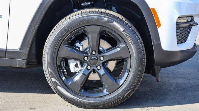 new 2025 Jeep Grand Cherokee car, priced at $40,940