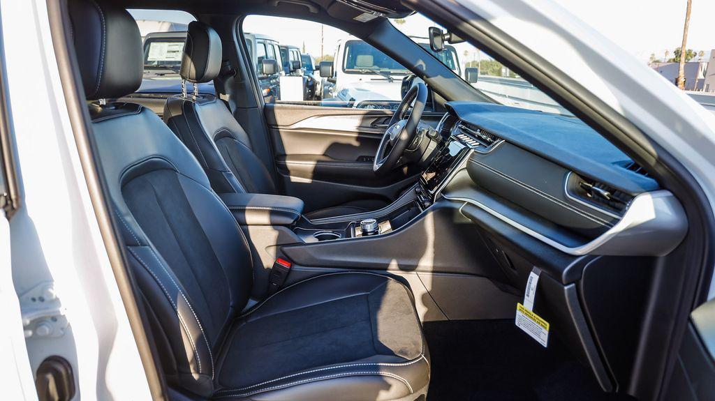 new 2025 Jeep Grand Cherokee car, priced at $38,584