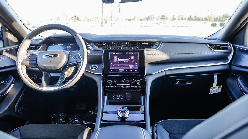 new 2025 Jeep Grand Cherokee car, priced at $38,584
