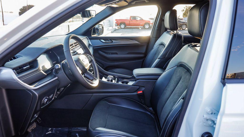 new 2025 Jeep Grand Cherokee car, priced at $38,584