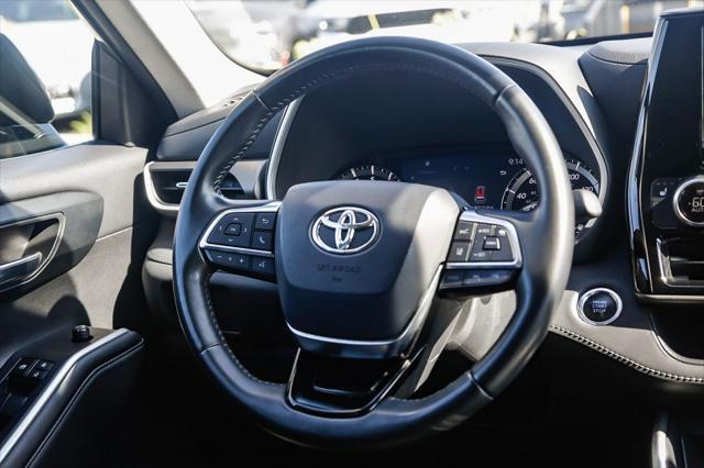 used 2021 Toyota Highlander car, priced at $30,395