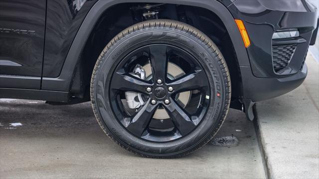 new 2025 Jeep Grand Cherokee car, priced at $40,220