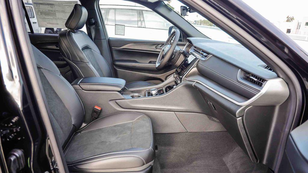 new 2025 Jeep Grand Cherokee car, priced at $38,658