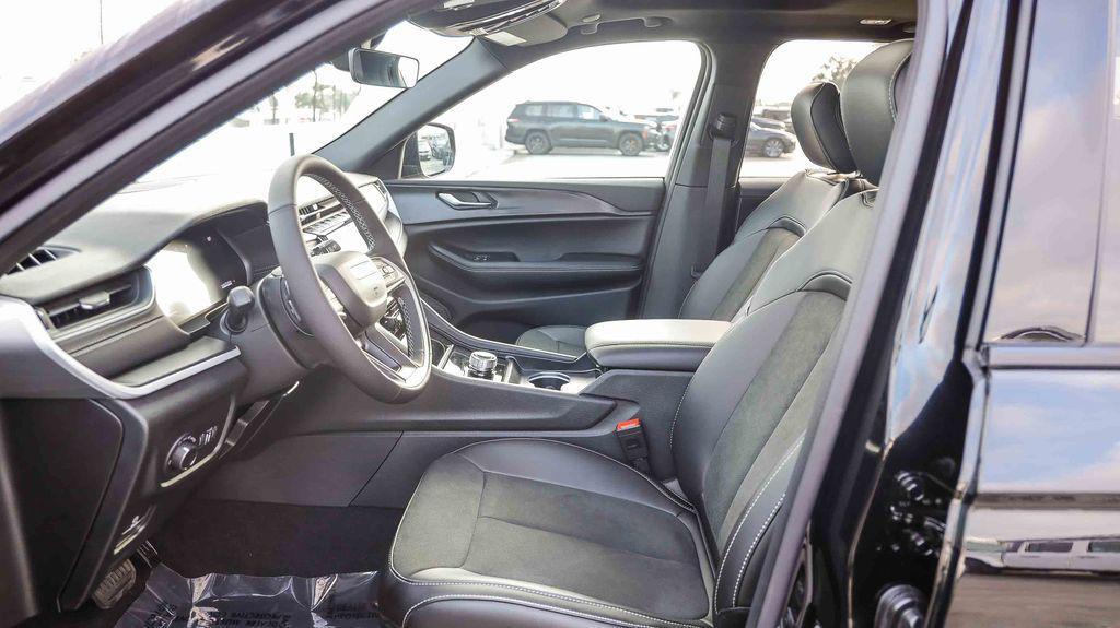 new 2025 Jeep Grand Cherokee car, priced at $38,658