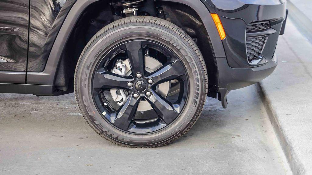 new 2025 Jeep Grand Cherokee car, priced at $38,658