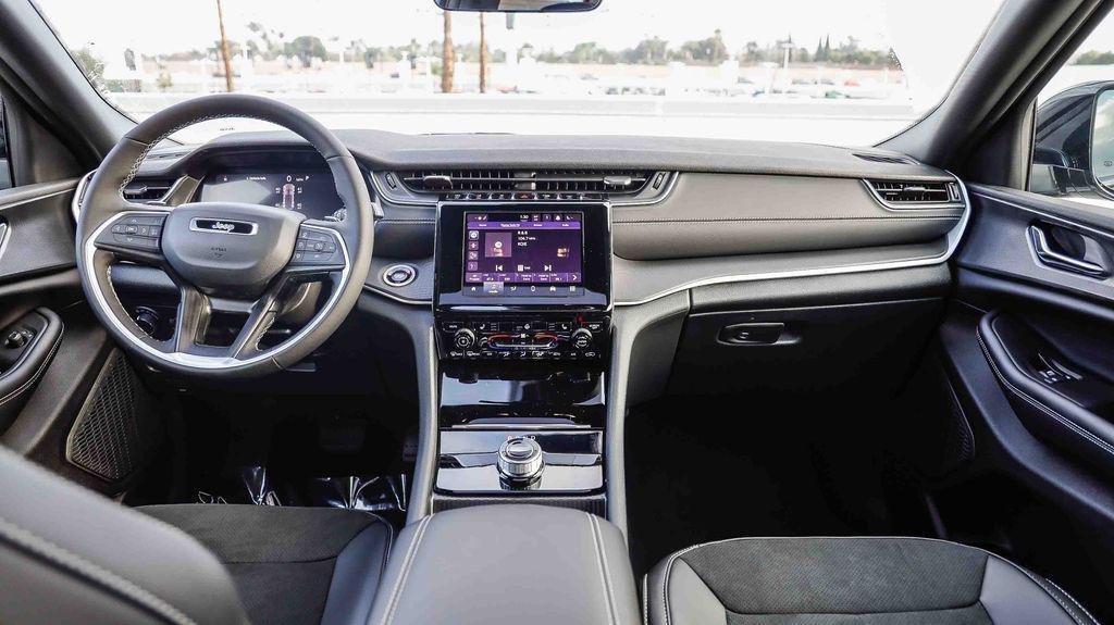 new 2025 Jeep Grand Cherokee car, priced at $38,658