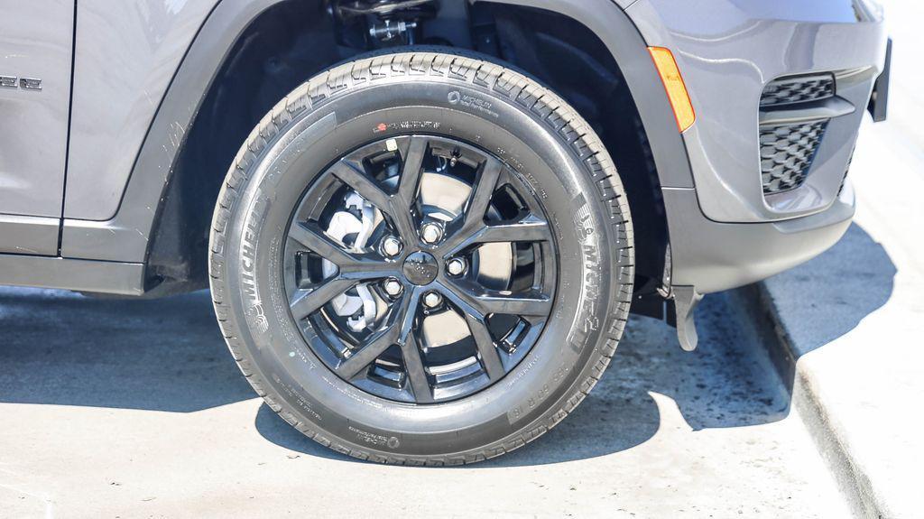 new 2025 Jeep Grand Cherokee car, priced at $32,178