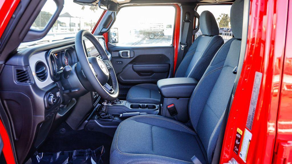 new 2025 Jeep Gladiator car, priced at $38,384
