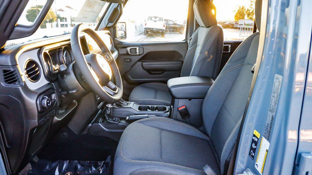 new 2025 Jeep Gladiator car, priced at $35,773