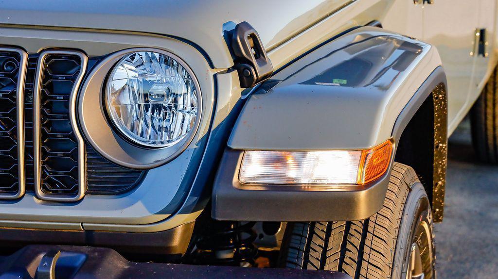 new 2025 Jeep Gladiator car, priced at $35,773