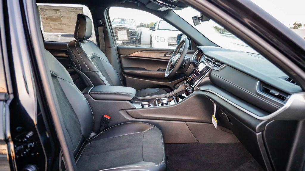 new 2025 Jeep Grand Cherokee car, priced at $36,555