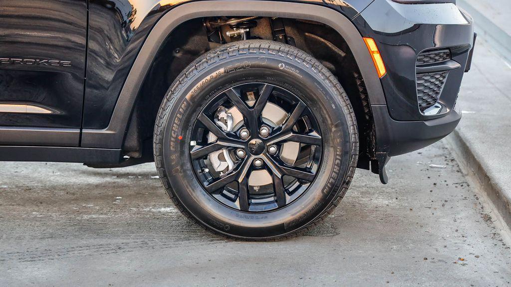new 2025 Jeep Grand Cherokee car, priced at $36,555