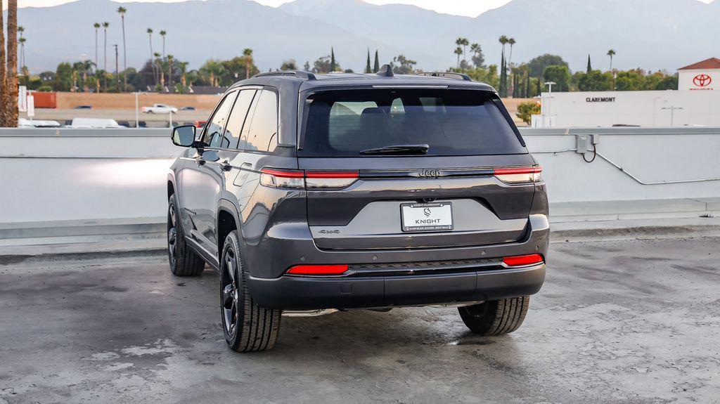 new 2025 Jeep Grand Cherokee car, priced at $40,143