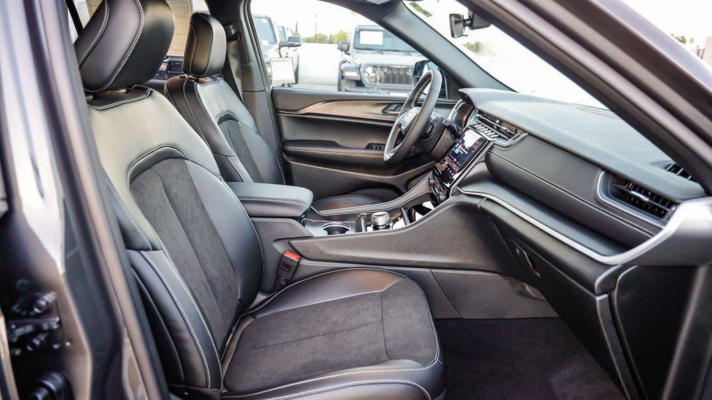 new 2025 Jeep Grand Cherokee car, priced at $40,143