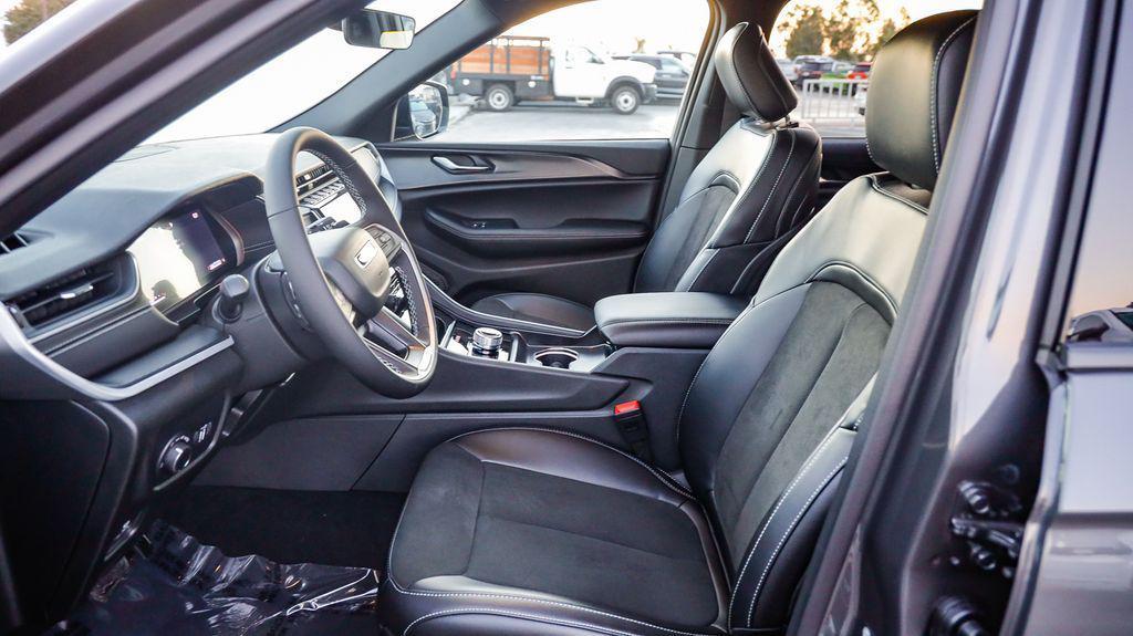 new 2025 Jeep Grand Cherokee car, priced at $40,143