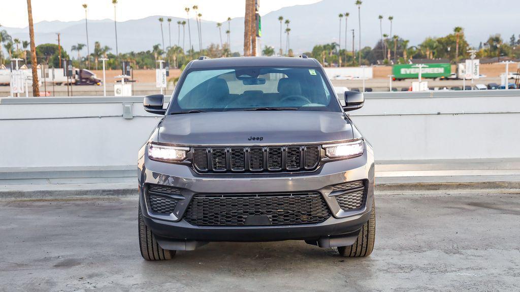 new 2025 Jeep Grand Cherokee car, priced at $40,143
