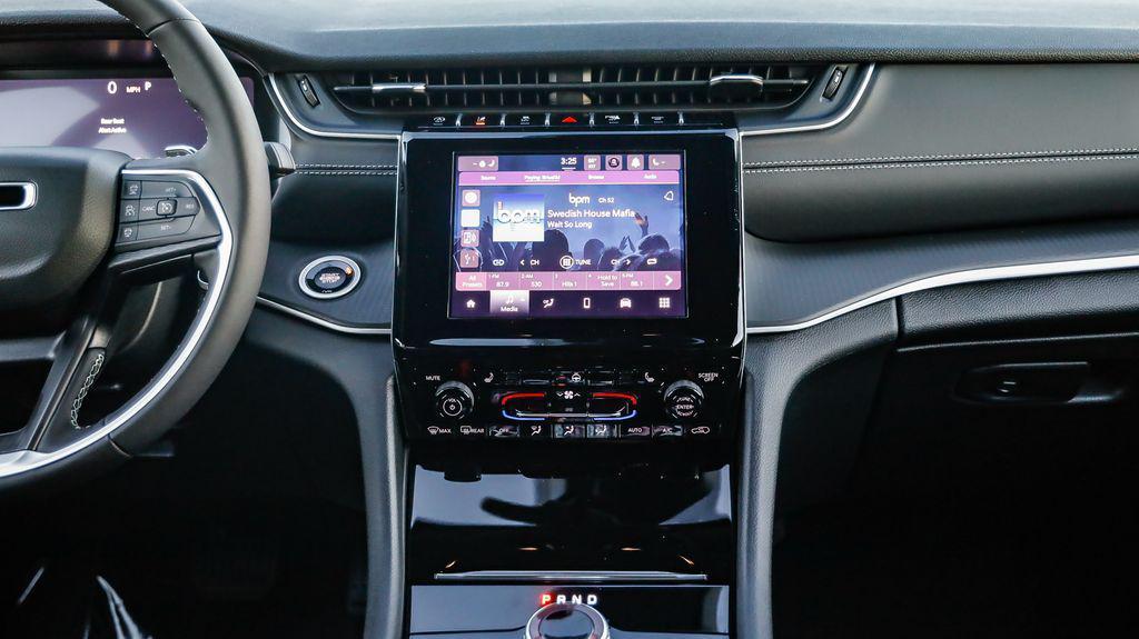 new 2025 Jeep Grand Cherokee car, priced at $40,143