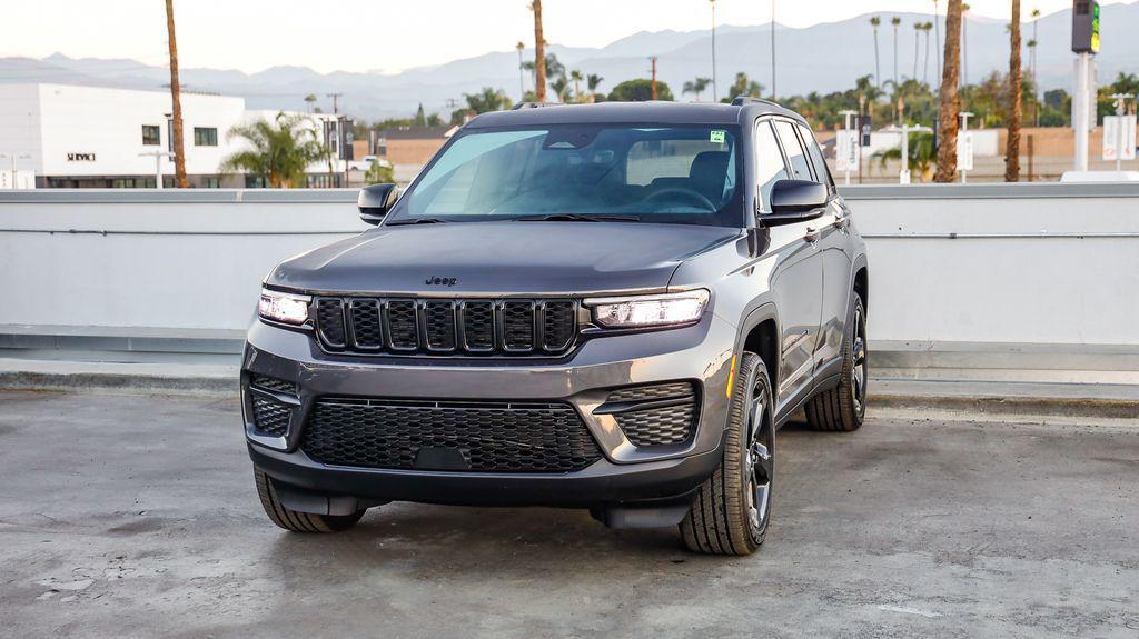 new 2025 Jeep Grand Cherokee car, priced at $40,143