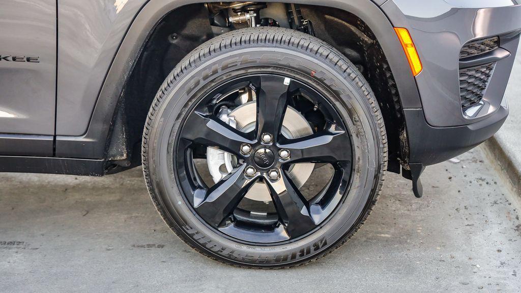 new 2025 Jeep Grand Cherokee car, priced at $40,143