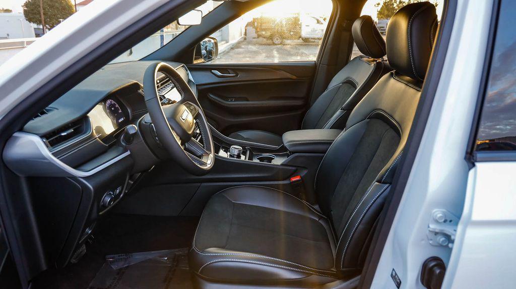 new 2025 Jeep Grand Cherokee car, priced at $36,060