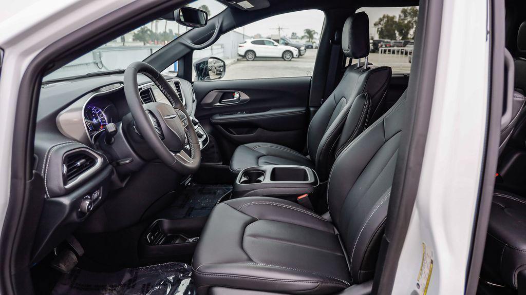 new 2025 Chrysler Pacifica Hybrid car, priced at $40,505