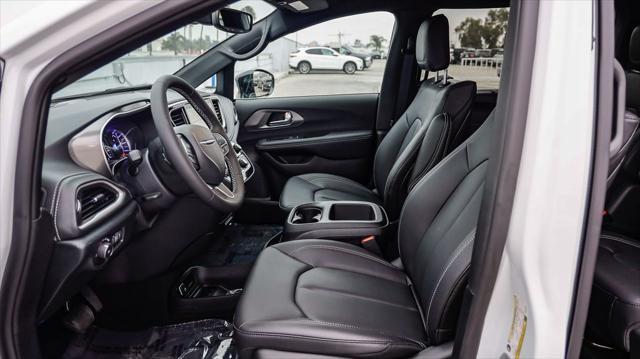 new 2025 Chrysler Pacifica Hybrid car, priced at $38,806