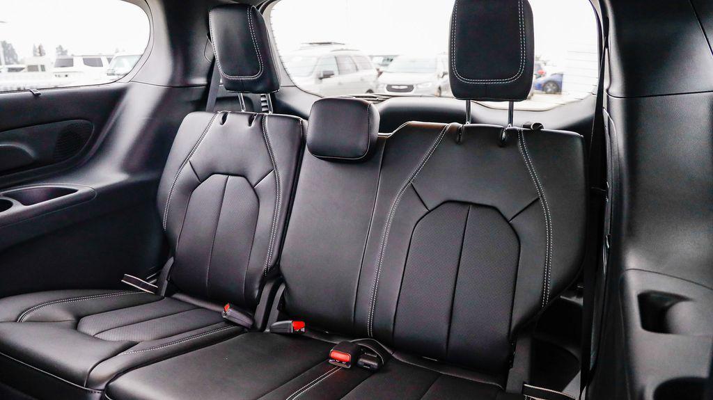 new 2025 Chrysler Pacifica Hybrid car, priced at $40,505