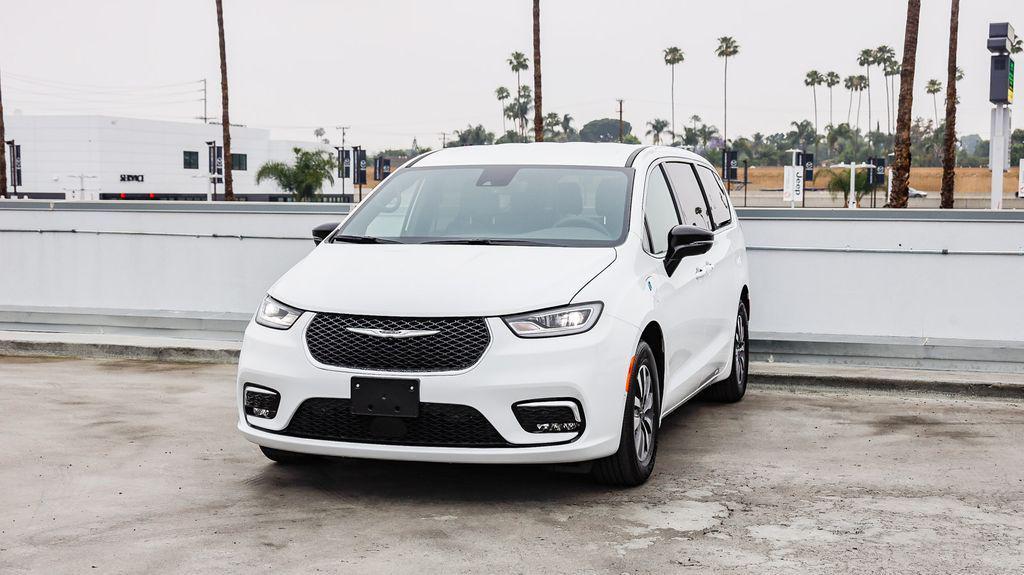 new 2025 Chrysler Pacifica Hybrid car, priced at $40,505