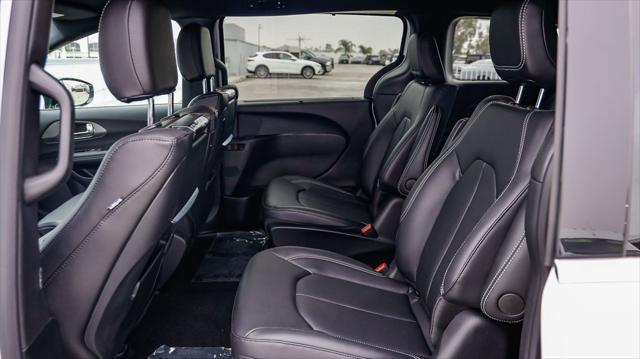 new 2025 Chrysler Pacifica Hybrid car, priced at $38,806