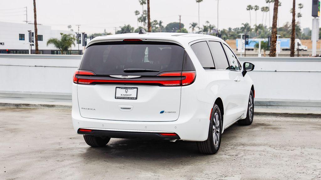 new 2025 Chrysler Pacifica Hybrid car, priced at $40,505