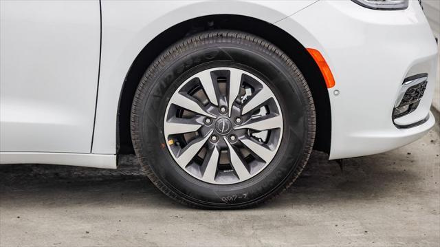 new 2025 Chrysler Pacifica Hybrid car, priced at $38,806