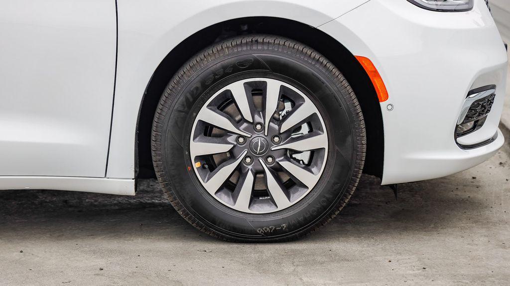 new 2025 Chrysler Pacifica Hybrid car, priced at $40,505